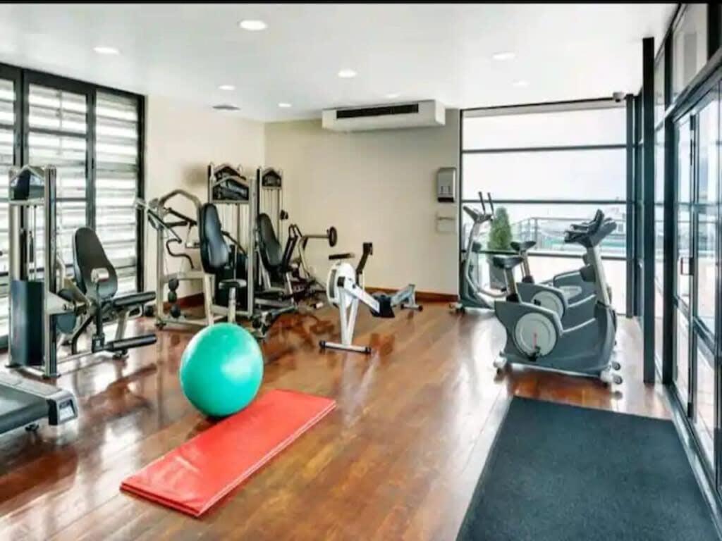 Lovely Bright Apartment With Balcony Pool And Gym オークランド エクステリア 写真