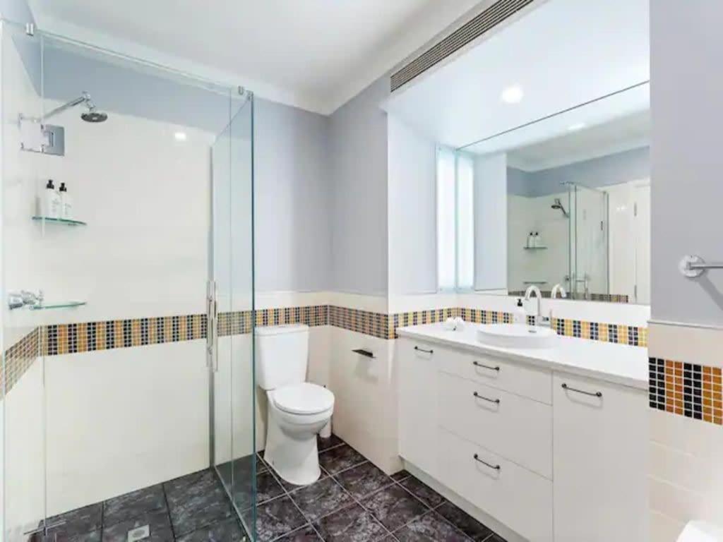 Lovely Bright Apartment With Balcony Pool And Gym オークランド エクステリア 写真