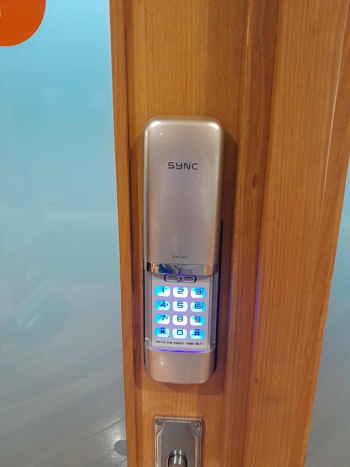 Lovely Bright Apartment With Balcony Pool And Gym オークランド エクステリア 写真